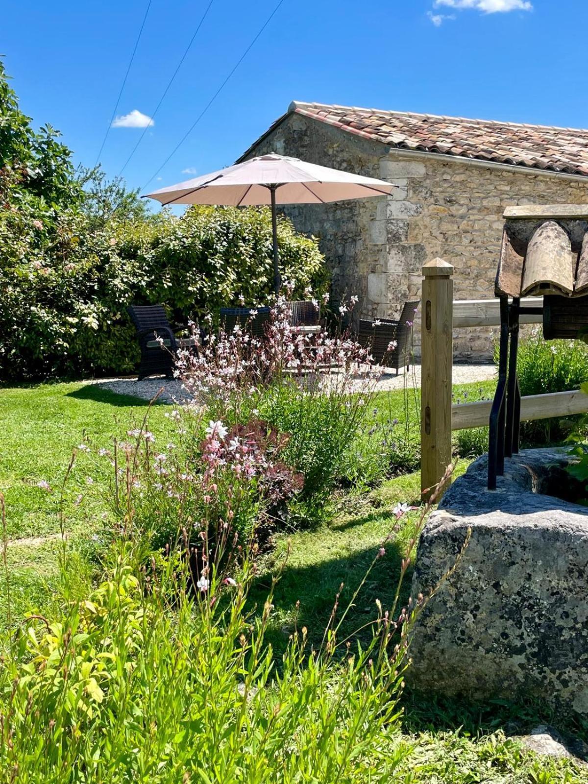 Girauderies Chambres D'Hotes/B+B Floirac  エクステリア 写真